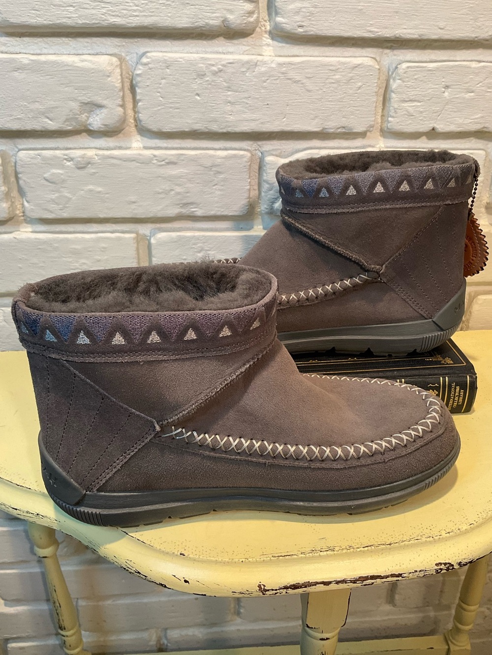 Manitobah Mukluks shearling/suede boots 8 New